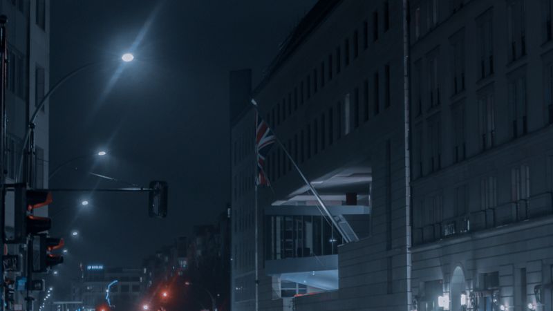 雨后夜晚的城市街道，社会热点栏目配图