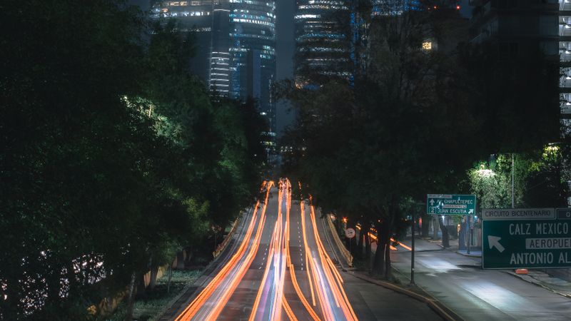 夜晚城市街道上的光影流动
